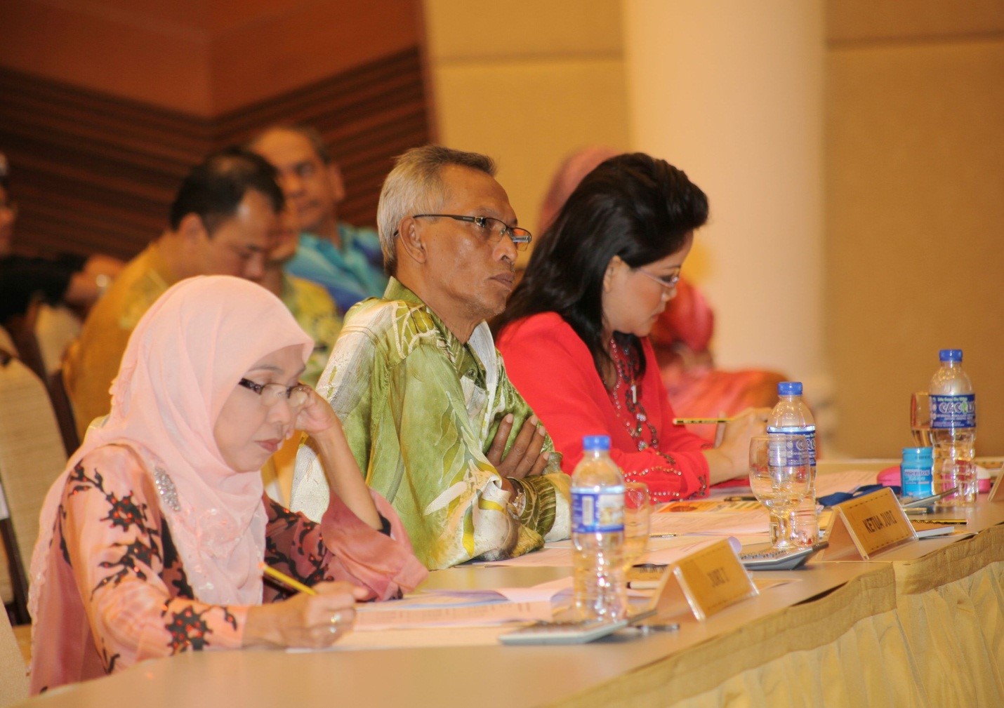 4PERTANDINGAN BERBALAS PANTUN BHEUU 2013