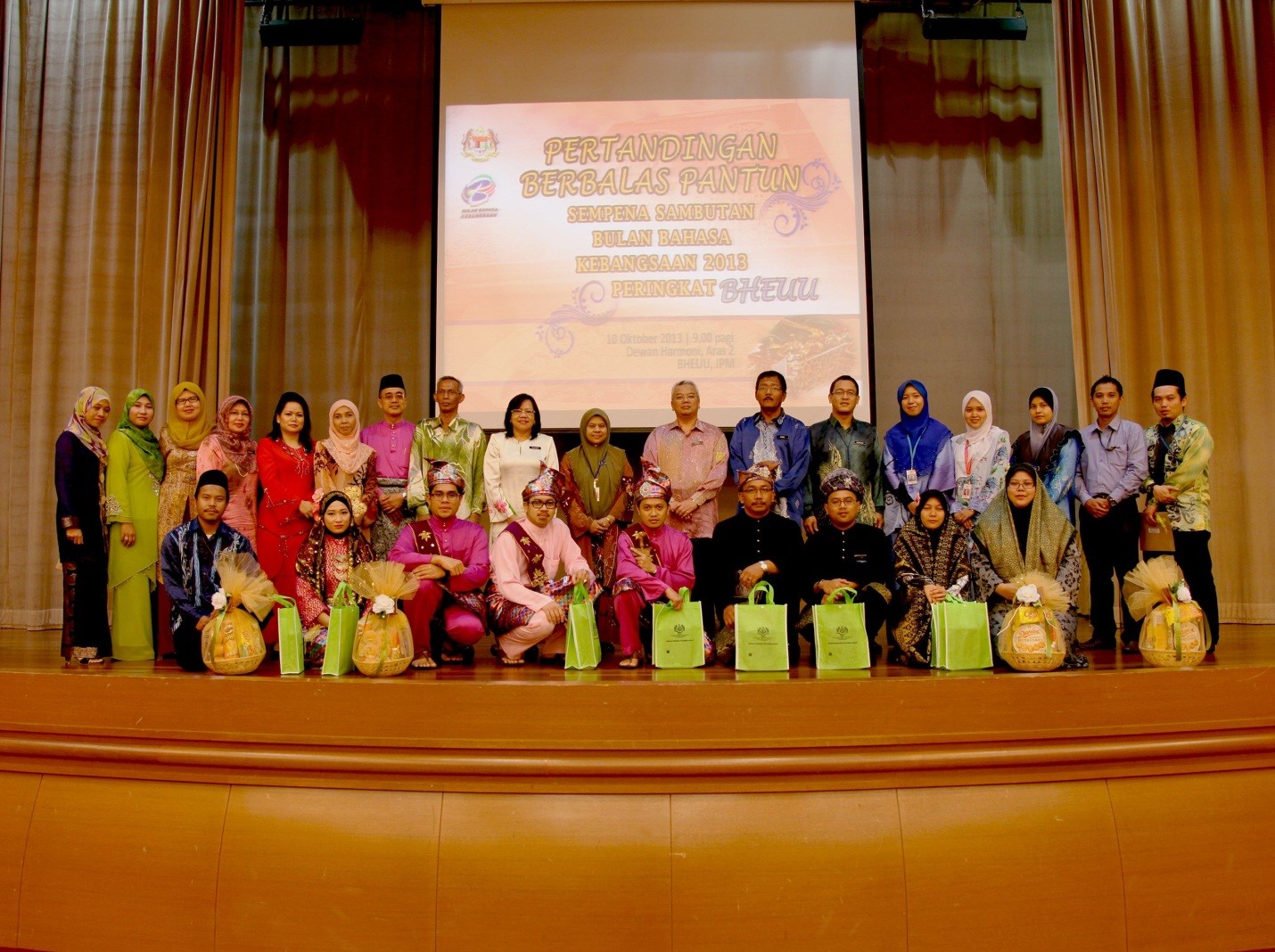 8PERTANDINGAN BERBALAS PANTUN BHEUU 2013